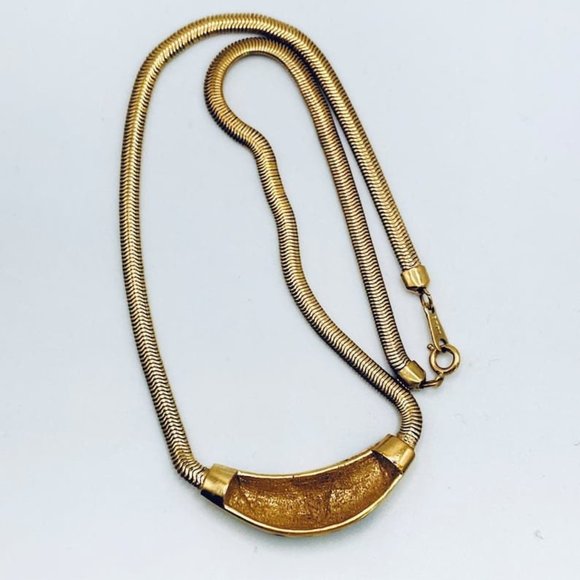 Rare 1980s AVON Crescent Necklace - 16 inch Avon chain - Gold and Black Necklace - Picture 7 of 9
